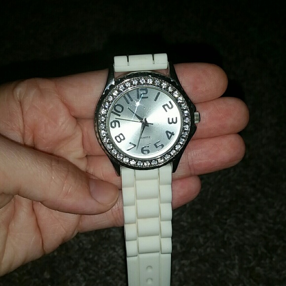 🌻White band watch- BUNDLE WITH ANY ORDER FOR $3🌻 - Picture 3 of 3